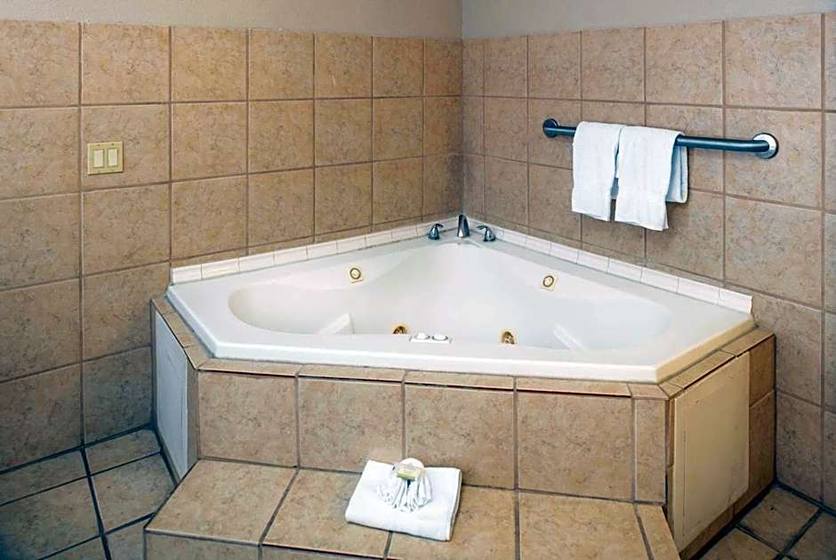 Days Inn & Suites by Wyndham Artesia