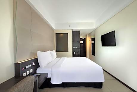 Deluxe Poolside King Room