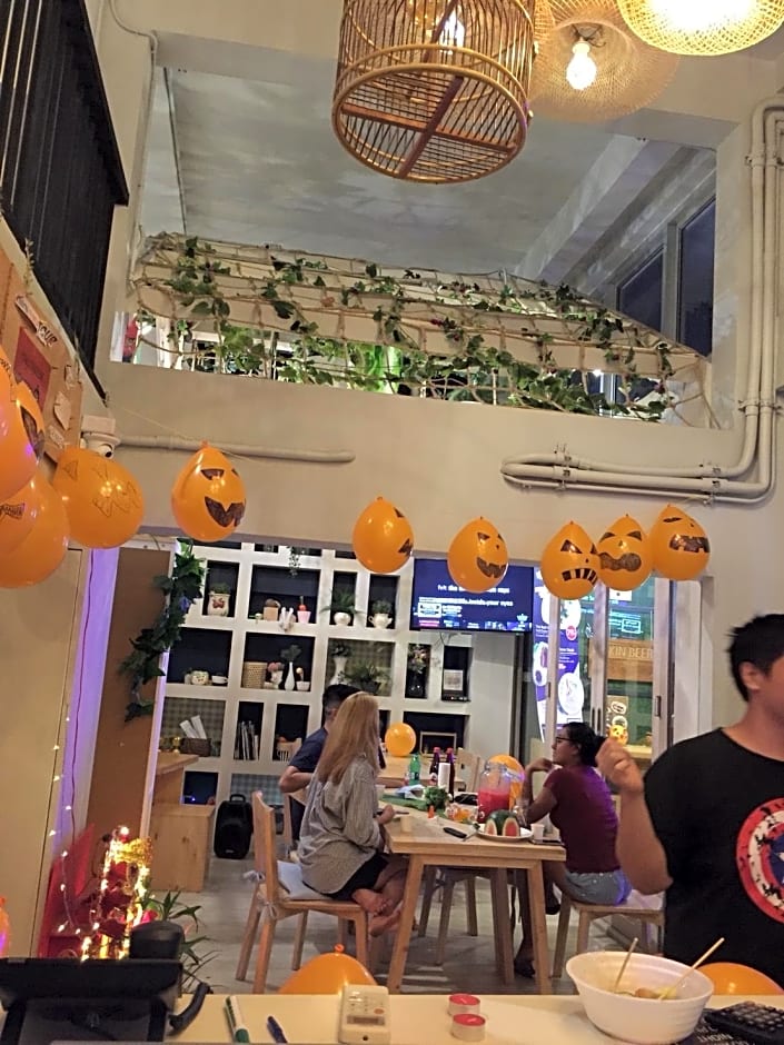 Kinnon Deluxe Hostel Coworking Cafe