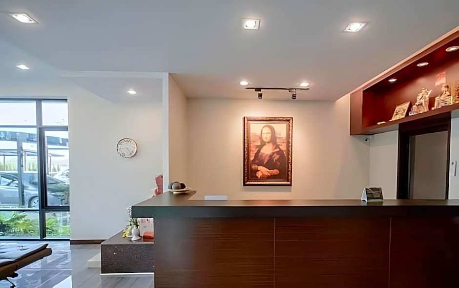 The living Hotel Samutprakan