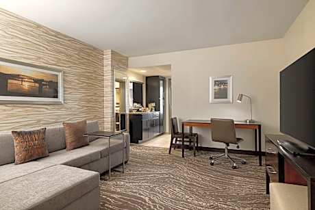 1 King Premium Suite Accessible Tub Non-Smoking