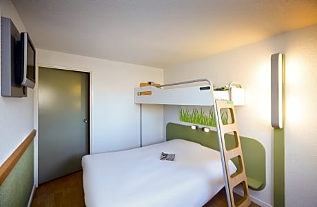 TRIPLE - Room with a large bed and a bunk bed