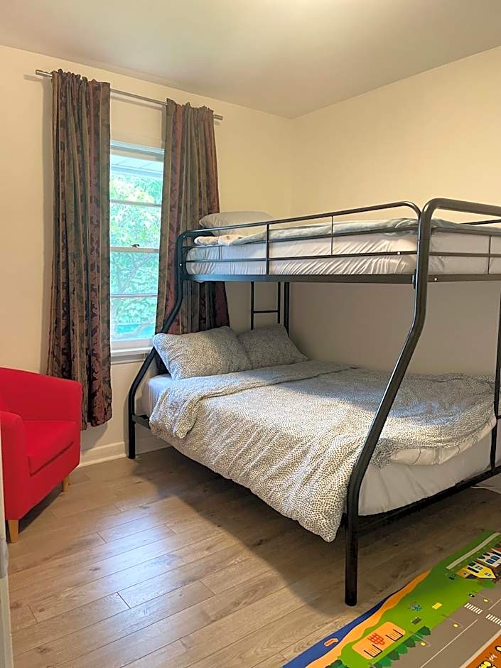 Vacation house Entire floor Kids yard walk 2 subway