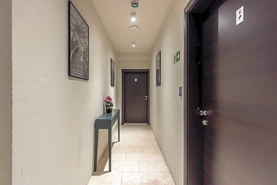 Leonis Restaurant & Rooms