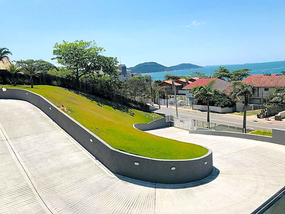 Espaço c/ piscinas e vista panorâmica da Praia