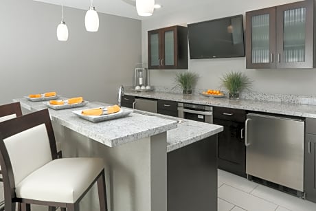 1 Bedroom Suite Dining And Kitchen Areas