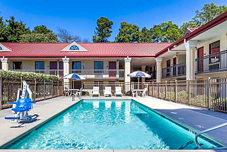 Days Inn by Wyndham Dalton