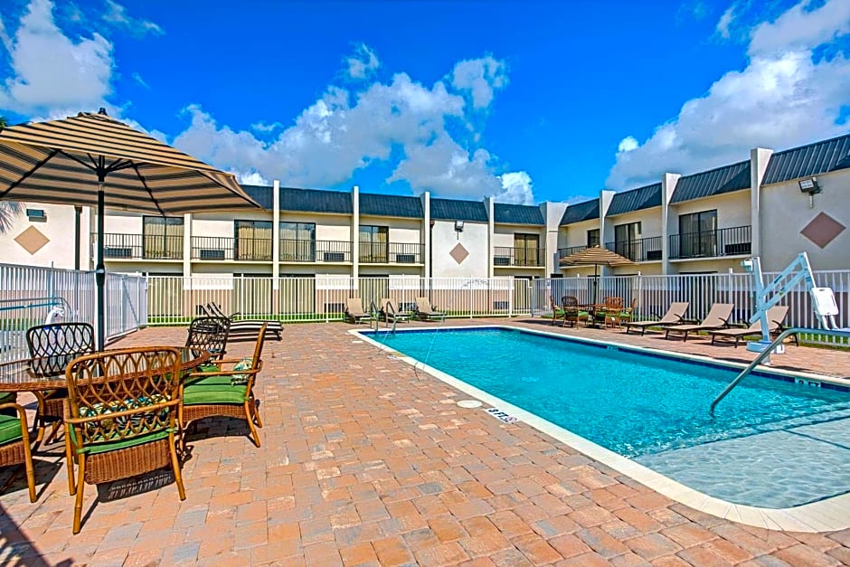 Days Inn & Suites by Wyndham Tampa near Ybor City