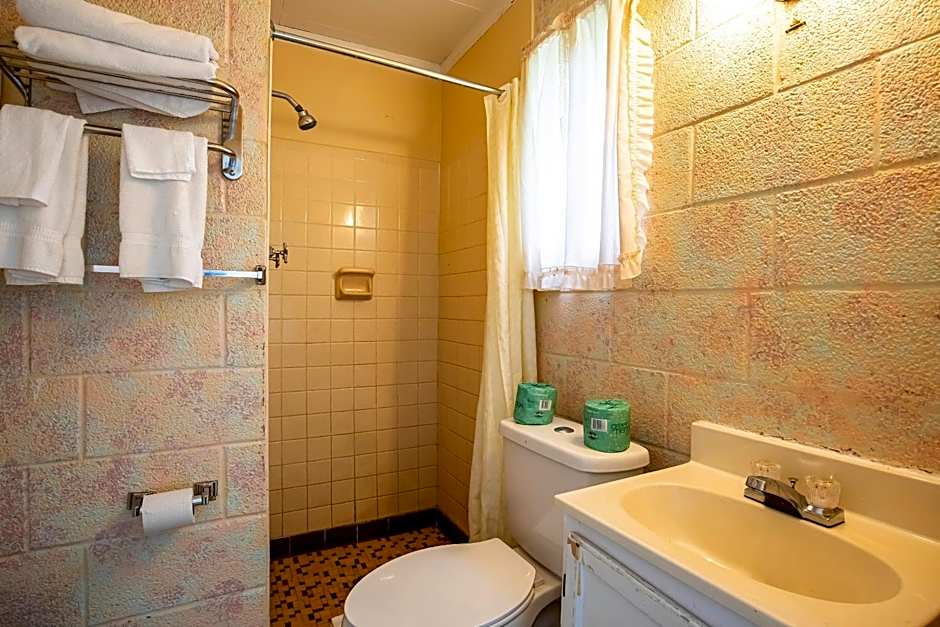 Lloyd's On The River Country Inn By OYO