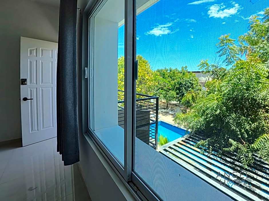 Commercial Zone Studios, Pool, BBQ and Beach 7 Blocks