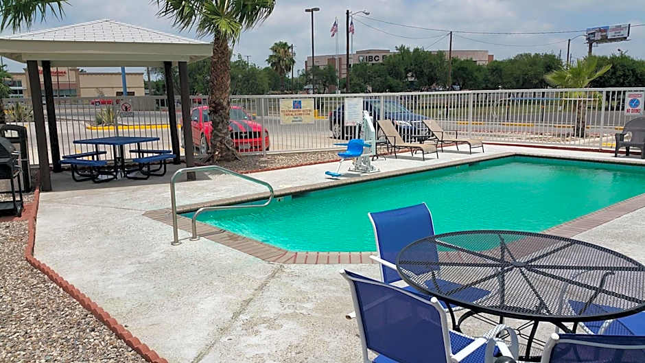 Motel 6 Eagle Pass Lakeside