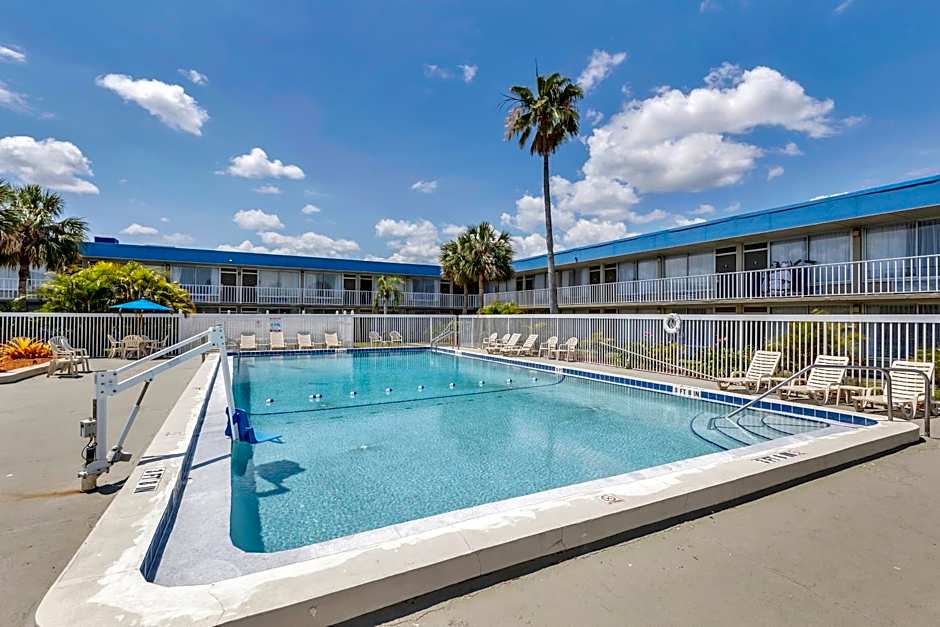Days Inn by Wyndham Titusville Kennedy Space Center