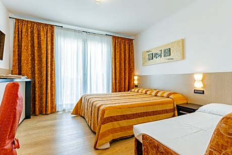 Family Room with Extra Bed (2 Adults + 1 Child)