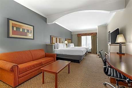 Queen Suite with Two Queen Beds and Sofa Bed - Smoking
