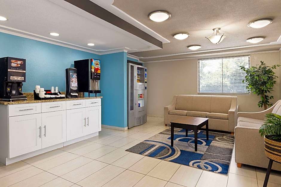 Days Inn & Suites by Wyndham Indianapolis Airport East