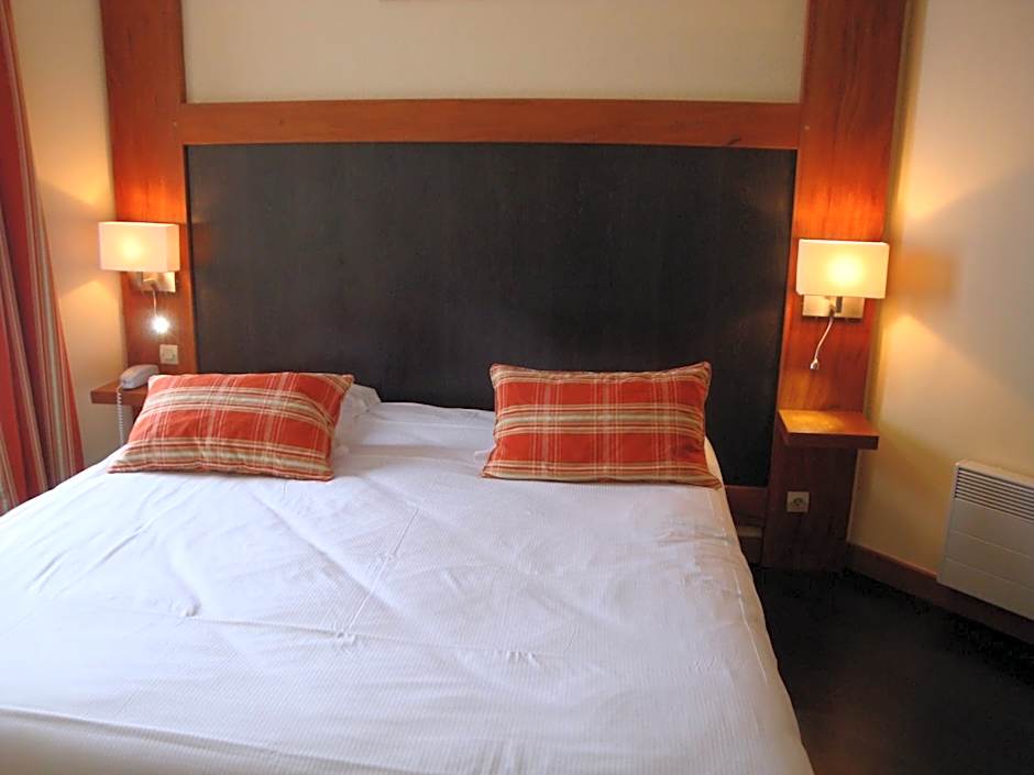 Hotel de l'Orme, Akena