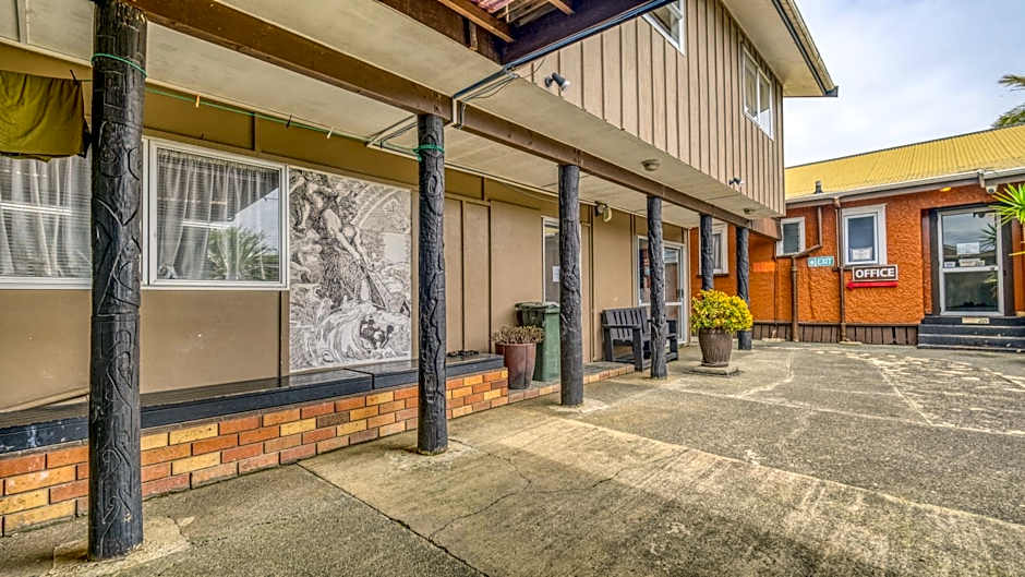 Beachcomber Lodge & Backpacker