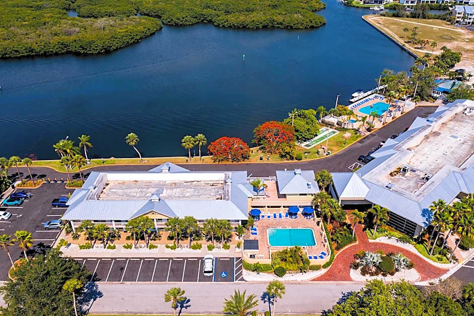 TAMPA BAY, BEACH step away, WIFI, FREE PARKING,POOLS, JACUZZI