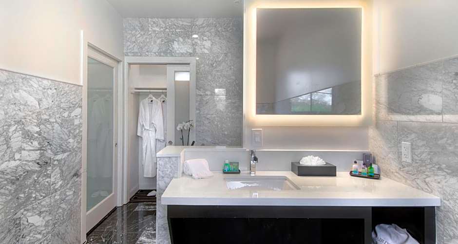 Best Western Plus Palm Court Hotel