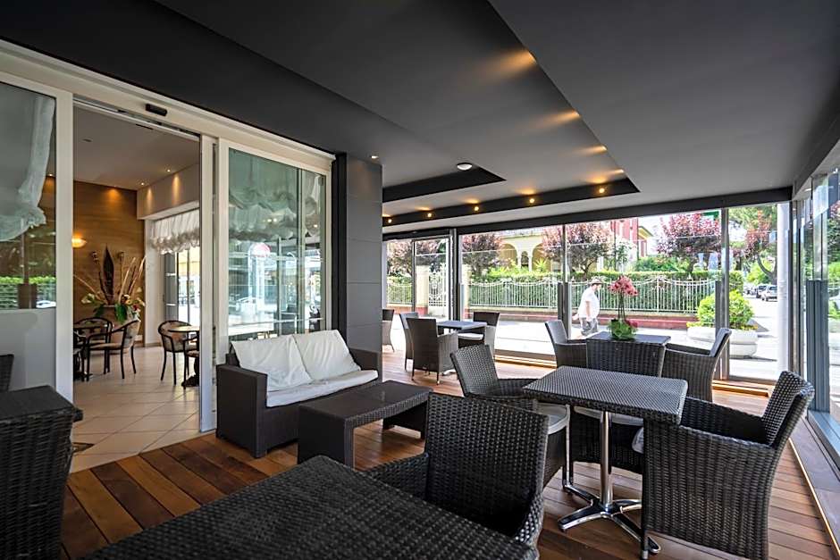 Hotel Mocambo Riccione CENTRALISSIMO AL MARE