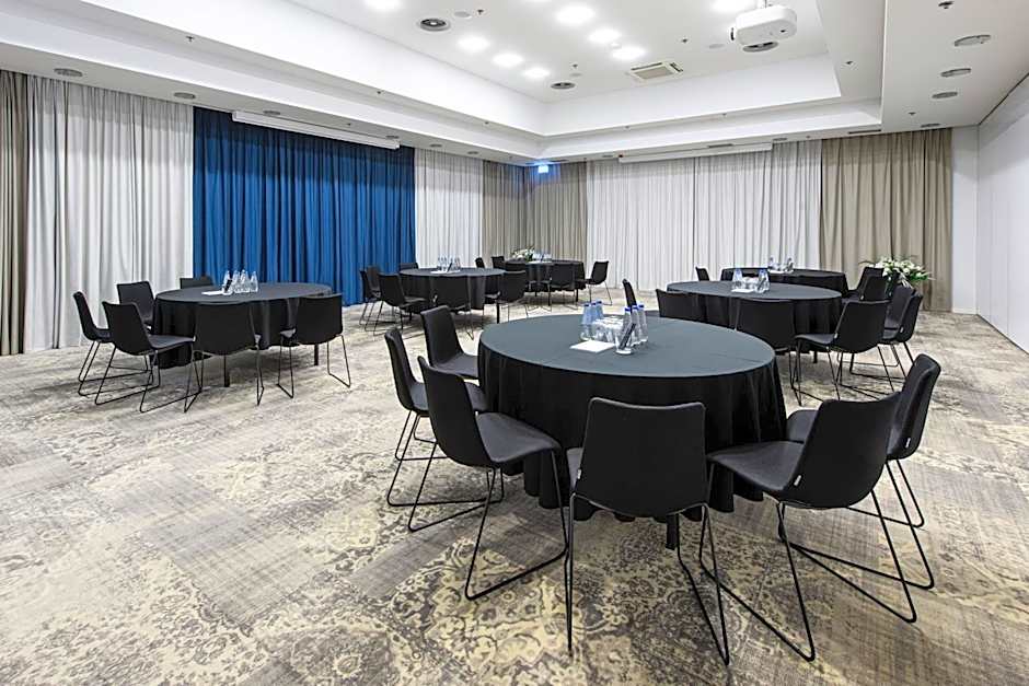 Courtyard by Marriott Warsaw Airport