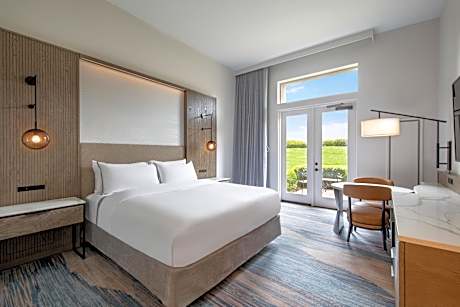 King Room - Mobility/Hearing Accessible with Roll-In Shower