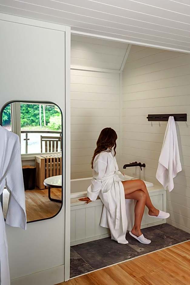 Historic Rocky Waters Inn, A Small Luxury Hotel
