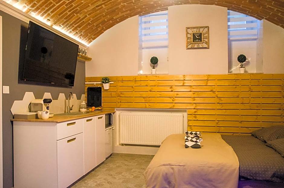 UNDERGROUND Jacuzzi Rooms
