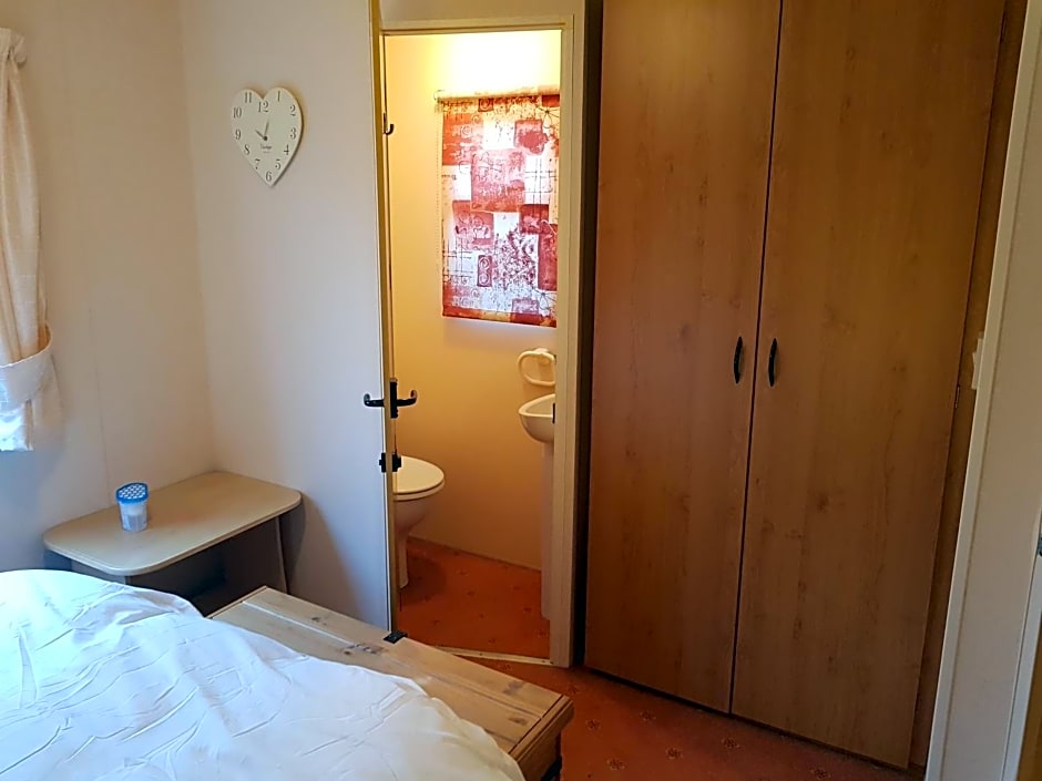 the jackdaw pub SELF CATERING STATIC CARAVAN free breakfast supplied