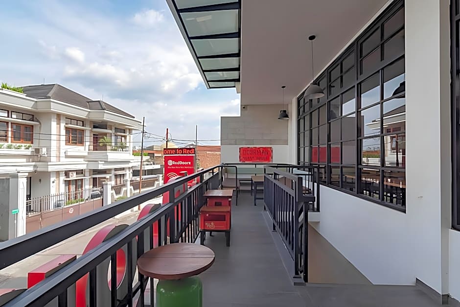 RedDoorz Plus @ Doorman Guest House