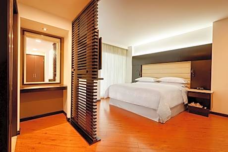 One-Bedroom Large King Suite - Club Access/High Floor