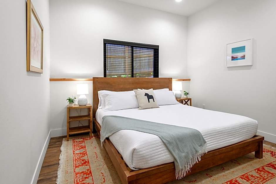Horsefeathers Hotel