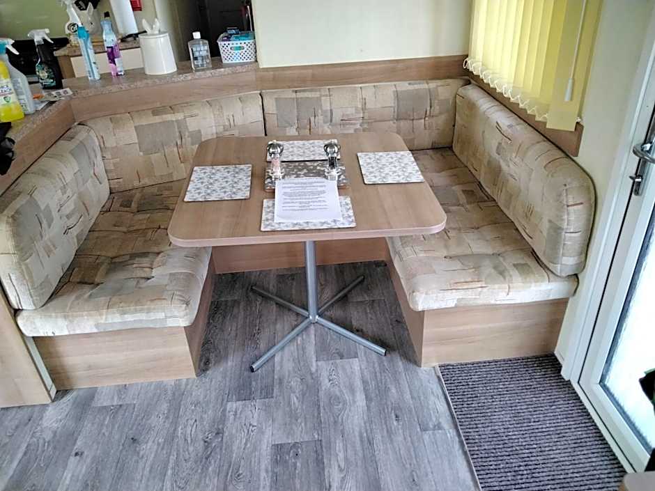 19 Laurel Close Highly recommended 6 berth holiday home with hot tub in prime location