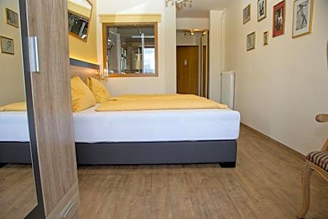 Double Room with Balcony and Lake View