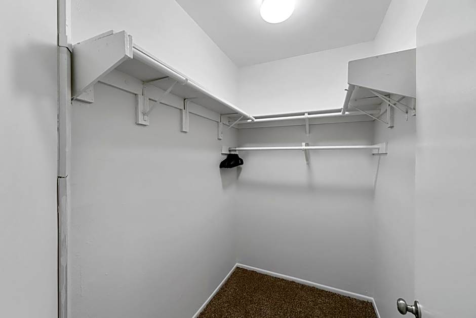 Beverly Hills Glamour Oasis 2 BR Apt with Parking 304