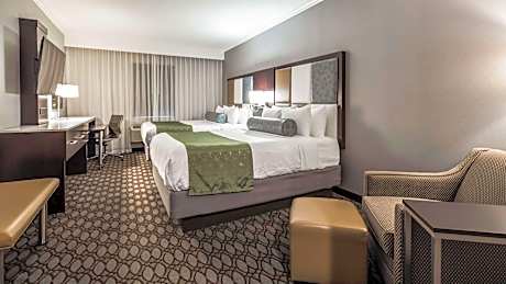 Queen Room with Two Queen Beds and Bath Tub - Mobility Accessible