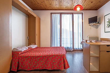 Studio (2 Adults + 2 Children)