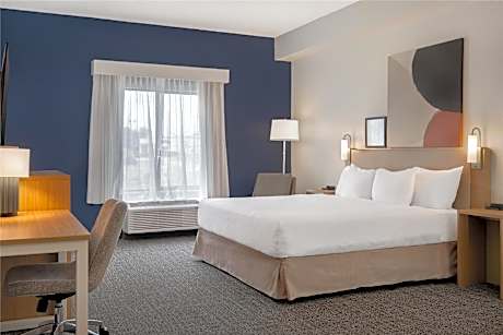 1 King Mobility/Hearing Accessible Ri Shower