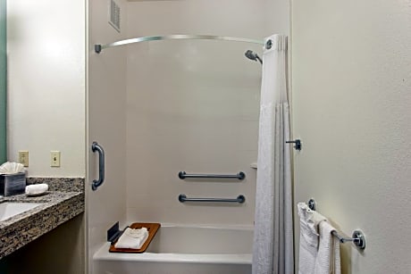 Queen Studio Suite with Tub - Disability Access/Non-Smoking