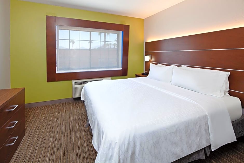 Holiday Inn Express & Suites Rancho Mirage By IHG