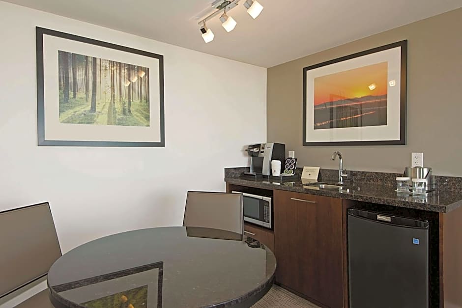 DoubleTree by Hilton Hotel & Suites Victoria