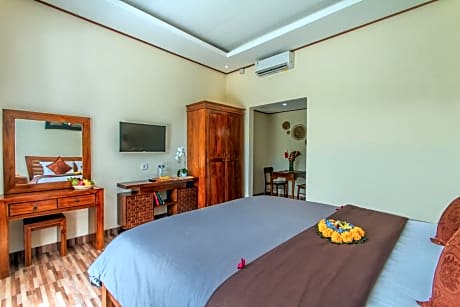 Suite with Garden View
