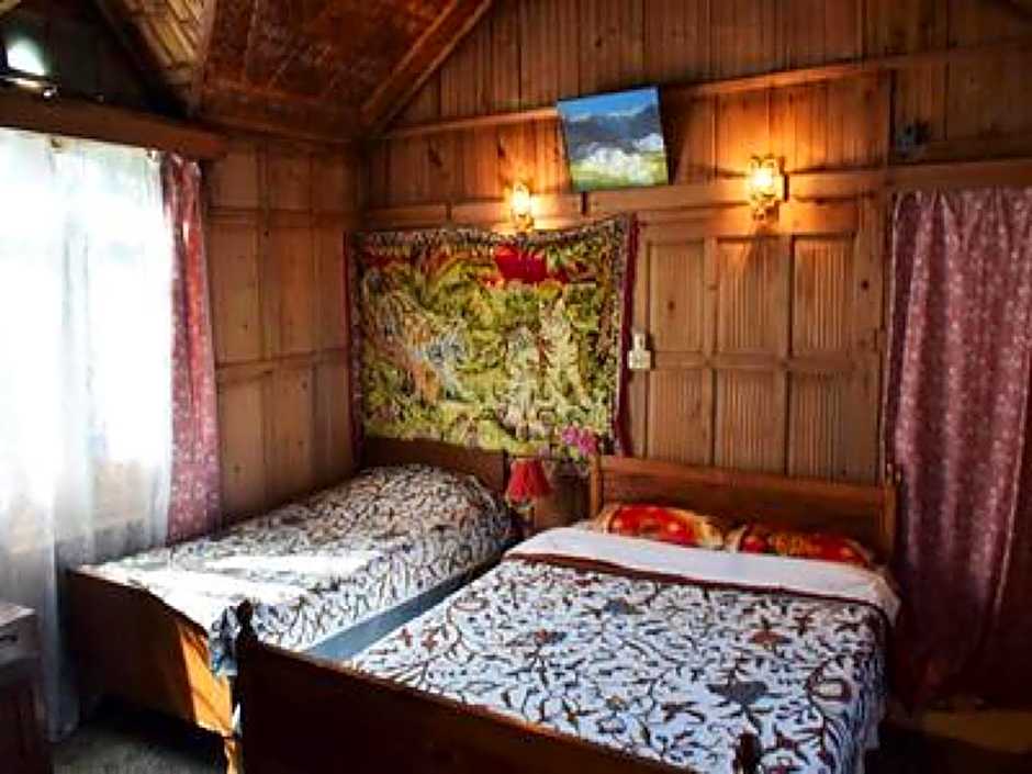 Golden Hopes Group of Houseboats