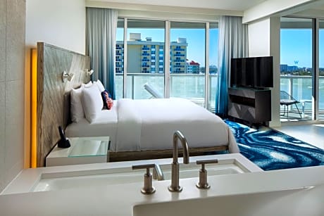 Escape Residential Suite, 1 Bedroom, 1 King, Sofa bed, Partial Ocean View, Balcony