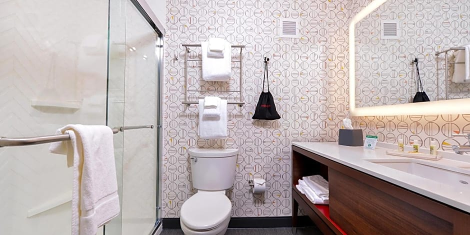 Holiday Inn & Suites Farmington Hills - Detroit NW, an IHG Hotel By IHG