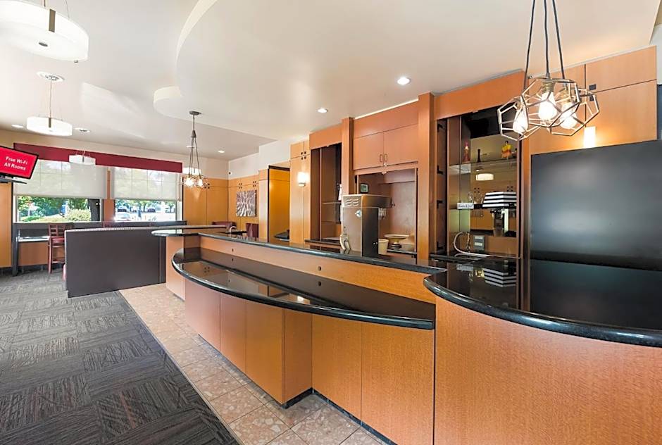 Red Roof PLUS+ Columbus Downtown- Convention Center