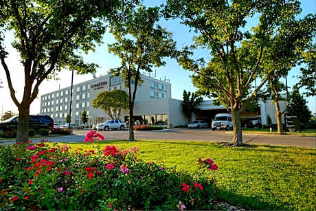 DoubleTree By Hilton Wichita Airport