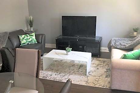 3BR Vintage Family Friendly Apt Prime Bowmanville