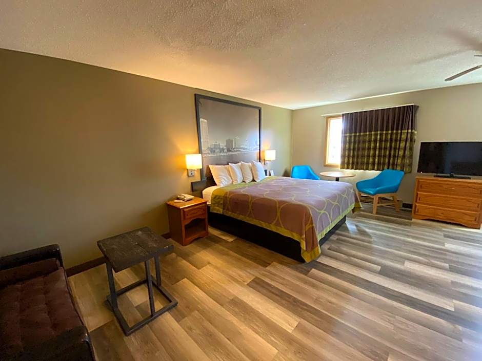 Super 8 by Wyndham Green Bay Near Stadium