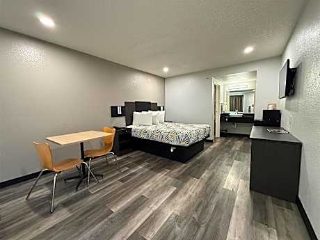 1 Queen Bed | ADA/RI Shower/Kitchen